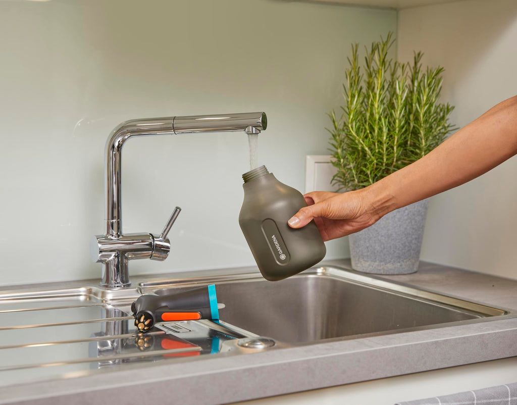 Gardena Pump Sprayer 0.75 l: Pump sprayer with 360° function, brass nozzle adjustable from full jet to fine mist, large filler opening, translucent design (11110-20)