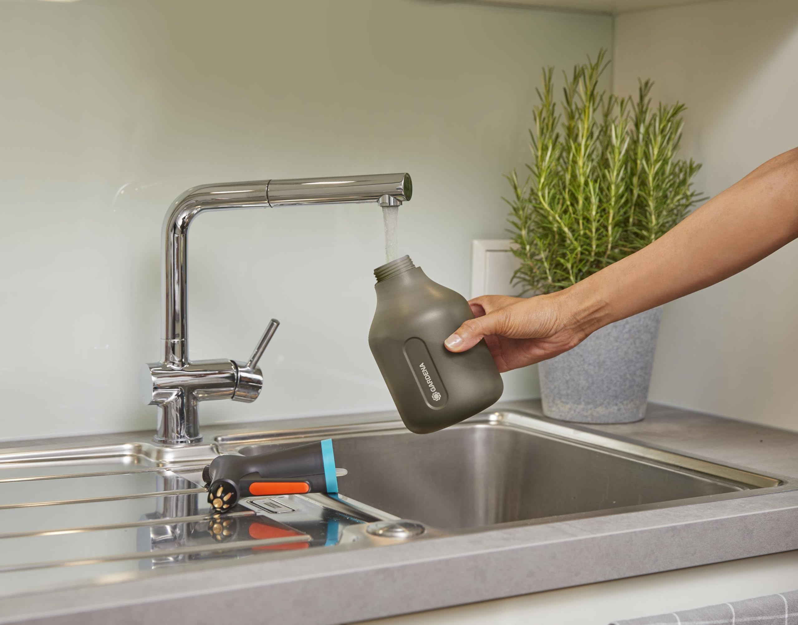 Gardena Pump Sprayer 0.75 l: Pump sprayer with 360° function, brass nozzle adjustable from full jet to fine mist, large filler opening, translucent design (11110-20)