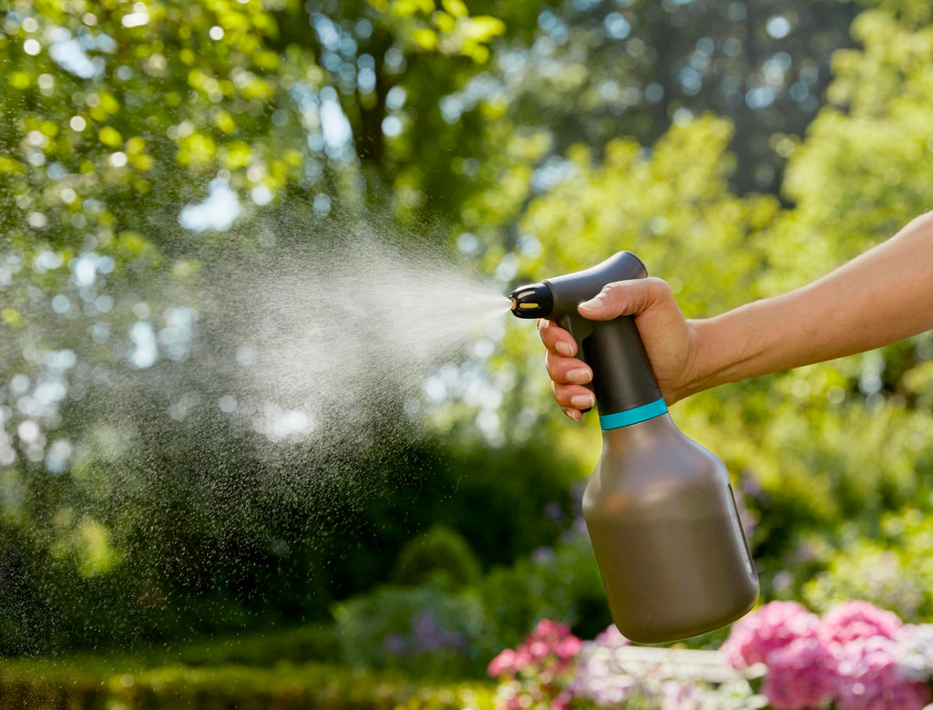 Gardena Pump Sprayer 0.75 l: Pump sprayer with 360° function, brass nozzle adjustable from full jet to fine mist, large filler opening, translucent design (11110-20)