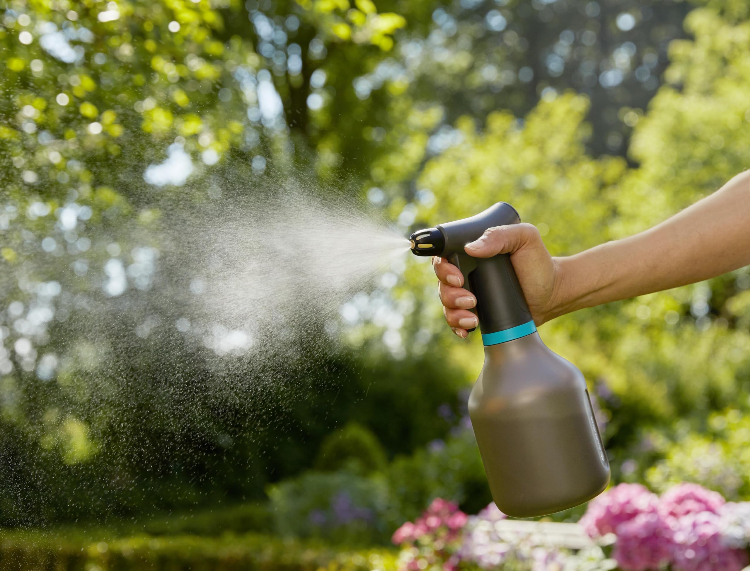 Gardena Pump Sprayer 0.75 l: Pump sprayer with 360° function, brass nozzle adjustable from full jet to fine mist, large filler opening, translucent design (11110-20)