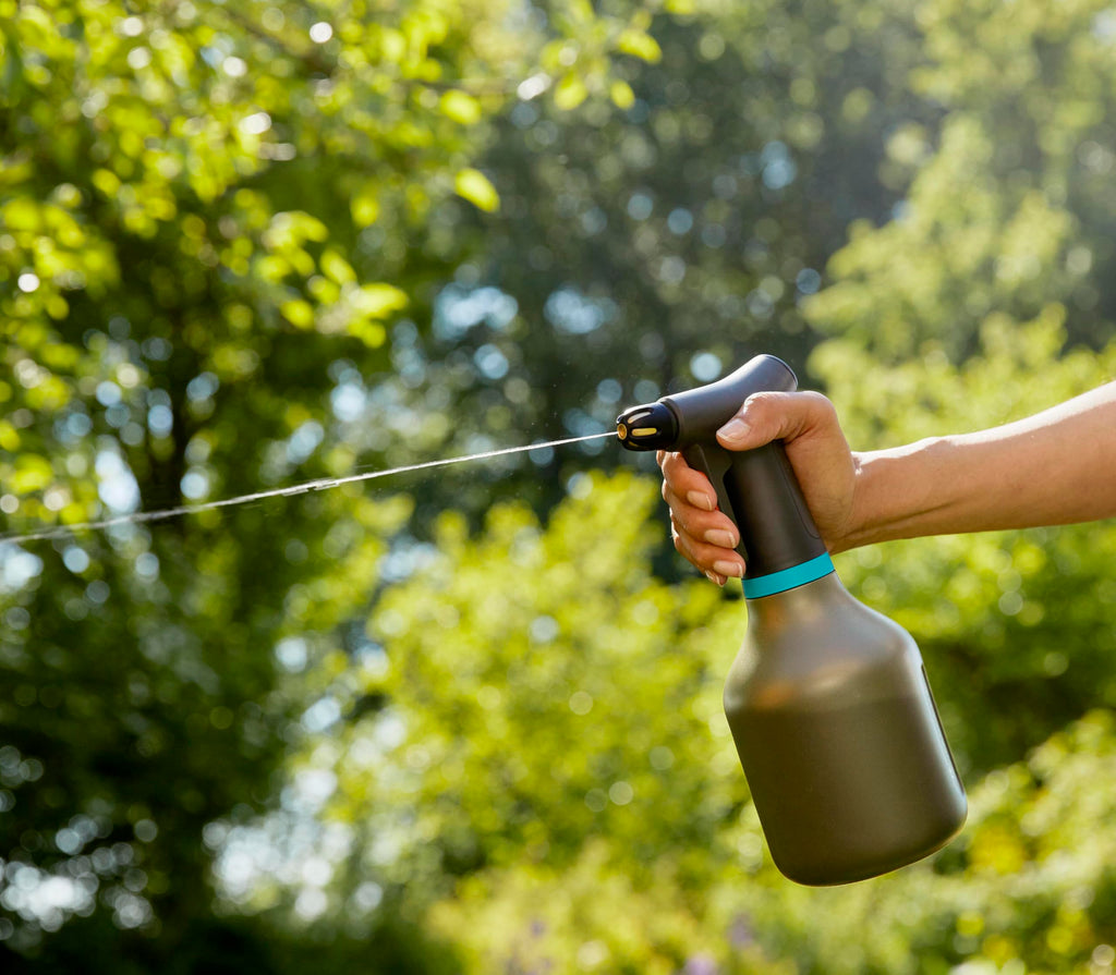 Gardena Pump Sprayer 0.75 l: Pump sprayer with 360° function, brass nozzle adjustable from full jet to fine mist, large filler opening, translucent design (11110-20)